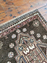 Load image into Gallery viewer, Hand knotted wool Rug 7057 size 70 x 57 cm