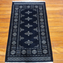 Load image into Gallery viewer, Hand knotted wool rug 12776 size 127 x 76 cm Pakistan