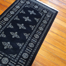 Load image into Gallery viewer, Hand knotted wool rug 12776 size 127 x 76 cm Pakistan