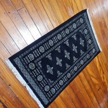 Load image into Gallery viewer, Hand knotted wool rug 12776 size 127 x 76 cm Pakistan