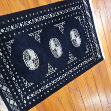 Load image into Gallery viewer, Hand knotted wool rug 9564 size 95 x 64 cm Pakistan