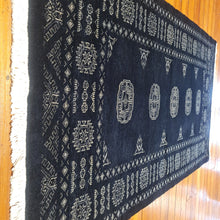 Load image into Gallery viewer, Hand knotted wool rug 16396 size 163 x 96 cm Pakistan