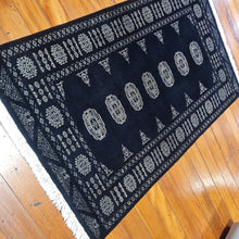 Load image into Gallery viewer, Hand knotted wool rug 15993 size 159 x 93 cm Pakistan