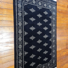 Load image into Gallery viewer, Hand knotted wool rug 187121 size 187 x 121 cm Pakistan