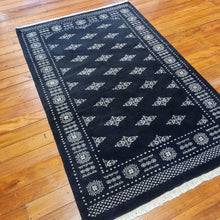 Load image into Gallery viewer, Hand knotted wool rug 189122 size 189 x 122 cm Pakistan